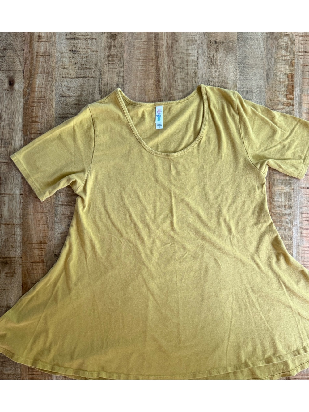 LuLaRoe Classic Tee Size Medium Mustard Yellow Flowy Swing Hem Short Sleeve